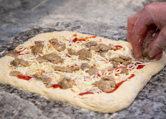 Pinsa Precotta: Il Gusto della Tradizione Consegnato a Casa Tua con Freschezza Garantita